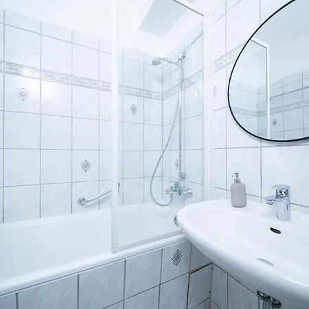 شقة 120 Sqm - 2 Bedrooms - Balcony - Kitchen